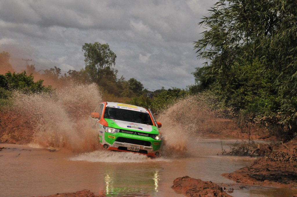 Mitsubishi-Outlander-PHEV-for-Asia-Rally-2014. Dakar v8. Country racing